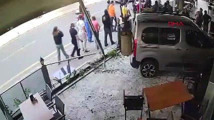 15 yaşındaki sürücü, otomobille restorana daldı; o anlar kamerada