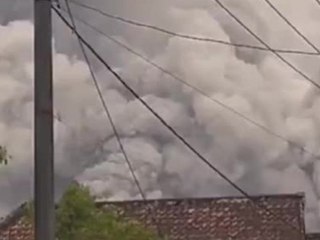 Vulkan Mount Semeru in Indonesien spuckt gigantische Aschewolken