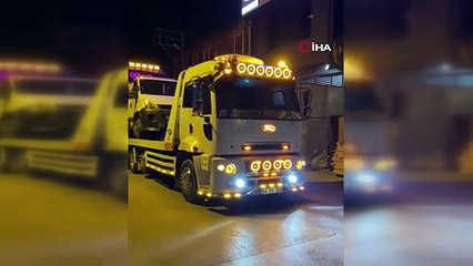 3 çekici Bir çekicinin üzerine yükledi! Şok edici görüntüleri görenler şaştı kaldı!