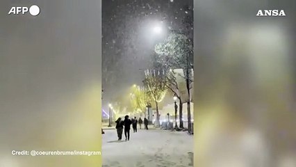 Il sabato sera sotto la neve esalta la magia di Parigi