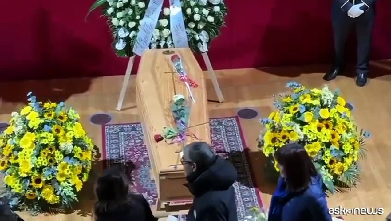 L'omaggio di Milano a Ornella Vanoni, in migliaia alla camera ardente