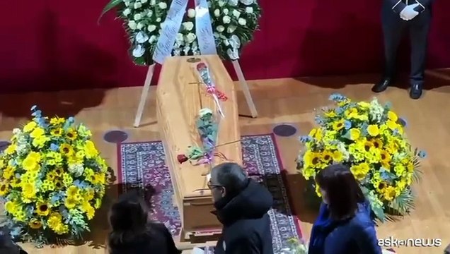 L'omaggio di Milano a Ornella Vanoni, in migliaia alla camera ardente