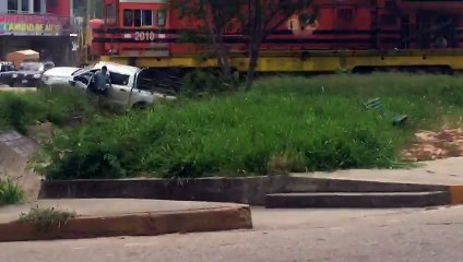 Videos: ​Camioneta intenta ganarle a un tren y es arrastrada varios metros en Santa Cruz