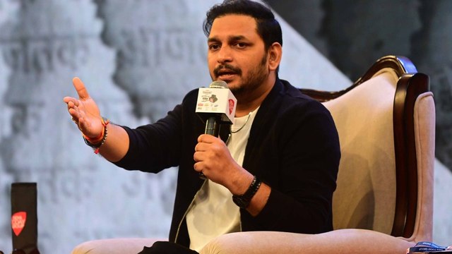 'पंच ही परमेश्वर है', आजतक के मंच पर एक्टर पर‍ितोष त्र‍िपाठी ने ब‍िखेरा हास्य और व्यंग्य