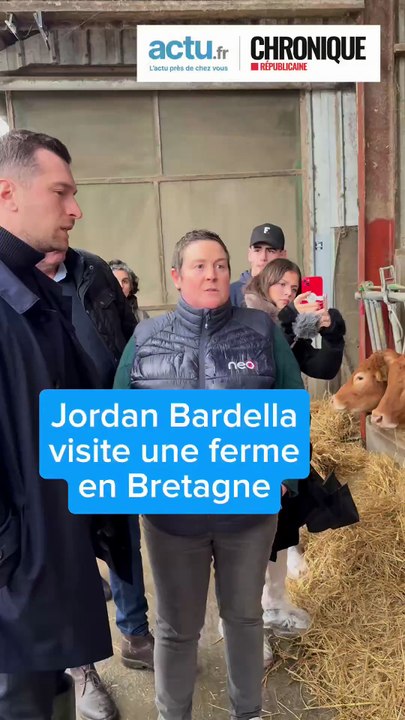 Jordan Bardella visite une ferme en Bretagne