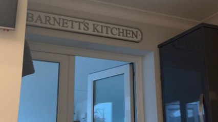 Girl spots her boyfriend through reflection and gives him a perfectly timed scare