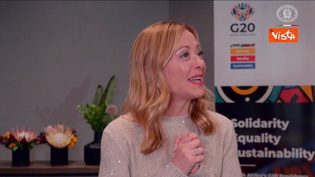 Meloni a punto stampa a G20 scherza coi cronisti: Questo vale come conferenza o dovete stare seduti?