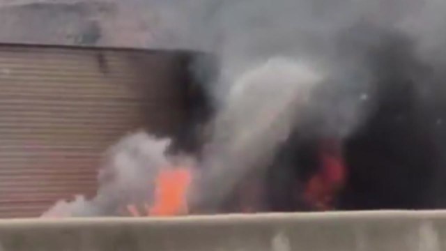 충남 예산 당진고속도로 승용차 화재...차량 전소 / YTN