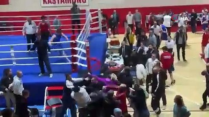 Boks turnuvası karıştı! Kavga ring dışına taştı, herkes birbirine girdi