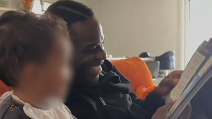 Balotelli legge una favola al nipotino: la scena è dolcissima