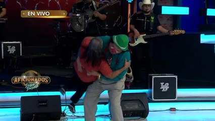 'Payaso Bola' le hace quebradita a esta señora y termina mal