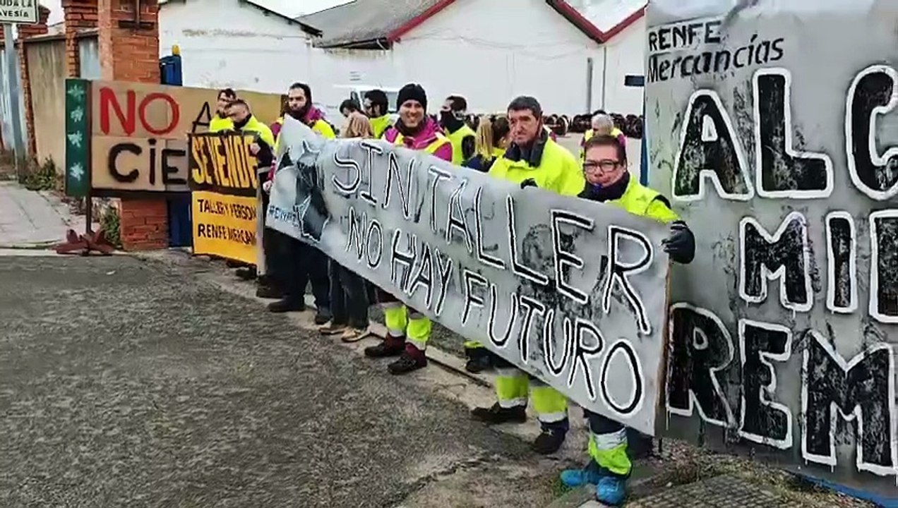 Concentración de trabajadores contra el cierre del taller de Remolcado de Renfe en Miranda