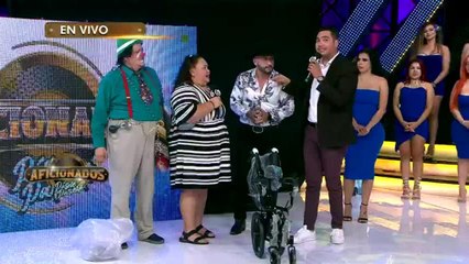 Pako Bernal ayuda a Titta con su silla de ruedas