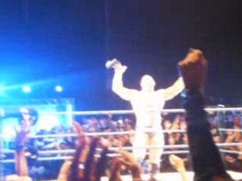 SD! & ECW a l'arena de Geneve: Batista qui salue la foule