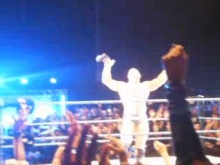 SD! & ECW a l'arena de Geneve: Batista qui salue la foule
