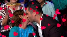 El intenso beso del Pollo y señora del público