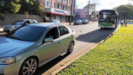 Astra tenta conversão proibida e é atingido por ônibus do transporte coletivo em Cascavel