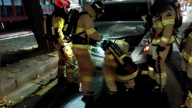 서울 용산구 사거리에서 차량 3대 추돌...2명 경상 / YTN