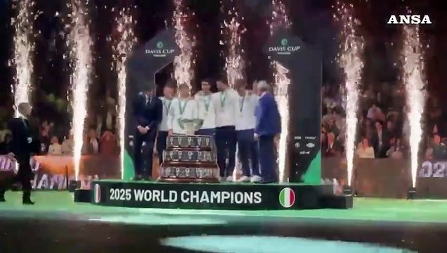 L'Italia vince ancora la Coppa Davis, l'esultanza azzurra sul podio
