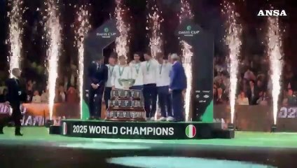 L'Italia vince ancora la Coppa Davis, l'esultanza azzurra sul podio