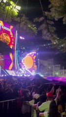 Fãs estendem bandeirão temático e emocionam Leo Santana durante show; veja vídeo