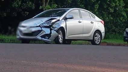 Dois HB20 colidem na Rua Waldemar Casagrande, próximo ao Lago Municipal, em Cascavel