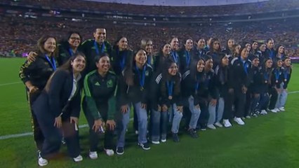 Selección Mexicana Sub-17 Femenil recibe reconocimiento por su tercer lugar en el Mundial en medio de la gran final entre Tigres y América