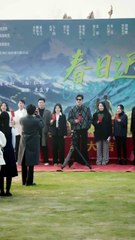 Une jeune fille de la campagne se retrouve mêlée à un scandale. Elle tente de faire ses preuves, mais finit par tomber amoureuse du professeur de géologie Ming Zhuo.