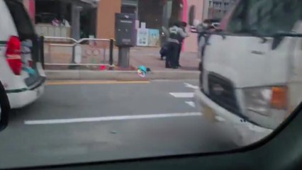 화물차가 횡단보도 건너던 보행자 덮쳐...1명 사망 / YTN