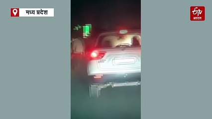 कार ने बाइक को उड़ाया, उछलकर कांच में फंसा युवक, कार चालक 200 मीटर तक लेकर दौड़ा