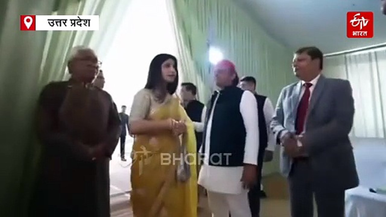 सैंफई में अखिलेश यादव भाई आर्यन यादव के हल्दी कार्यक्रम में पहुंचे, पत्नी डिंपल-चाचा शिवपाल भी आए, खाने की लाइन में भी लगे