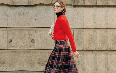 تنورة المربعات: عودة كلاسيكية تفرض حضورها في شتاء 2025