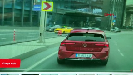 Trafikte tehlikeli dakikalar! Kapıyı zorladı, araç hareket edince yere kapaklandı