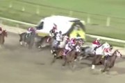 Una ambulancia en dirección contraria casi embiste a ocho jockeys y sus caballos: 