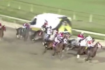 Una ambulancia en dirección contraria casi embiste a ocho jockeys y sus caballos: "¡Aterrador!"