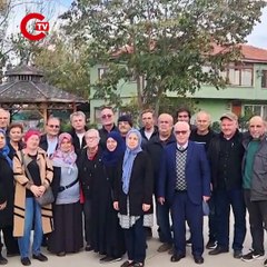 Öğretmenlerini sosyal medyadan 53 yıl sonra buldular Türk Bayrağı ile karşıladılar