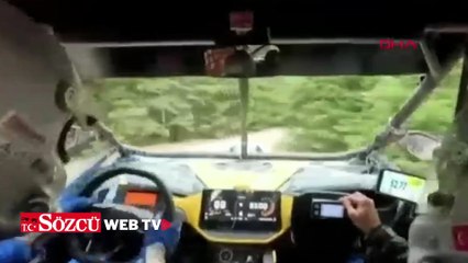 Ralli aracı, yarış alanına giren sivil kamyonetle çarpıştı; o anlar kamerada