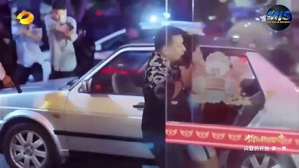 ضابط شرطه بيعجب ببنت صغيره وبيقرر يروح يعيش معاها فنفس البيت عشان يحميها ملخص كامل