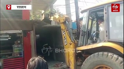 रतलाम में मोहन यादव का बुलडोजर एक्शन, एक एक टपरी और रोड साइड शॉप्स को रौंदा