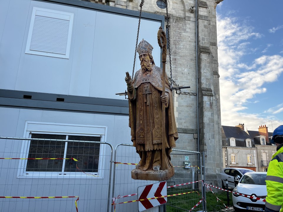 Vitré : une statue de 700 kg descendue du sommet de cette église