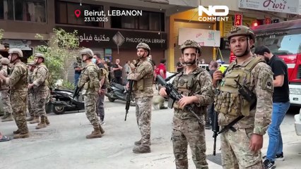 Αρχές απομακρύνουν συντρίμμια μετά το πρώτο ισραηλινό πλήγμα στη Βηρυτό εδώ και μήνες