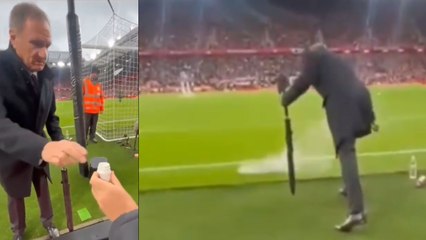 Un aficionado le pide a Phill Thompson que tire las cenizas de su padre en Anfield