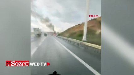 Çekmeköy'de otoyolda hafif ticari araç alev alev yandı