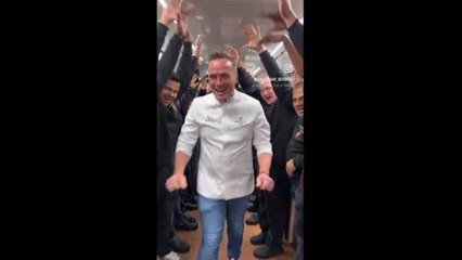 Champagne shower per la nuova Stella Michelin: il video della festa in cucina per lo chef Michael Mayr
