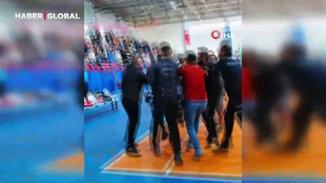 Kadın voleybol maçında ortalık karıştı! Başantrenör saldırıya uğradı