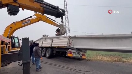 Bingöl’de virajı alamayan tır yan yattı