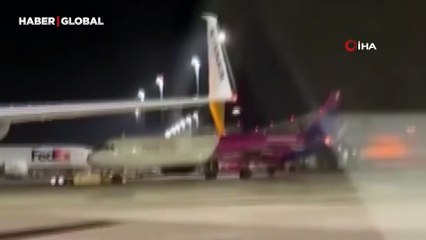 Almanya'da havalimanında panik: Acil çıkış kapısını kırarak piste daldılar