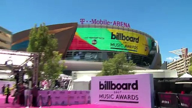 Justin Bieber & Selena Gomez Lose To BTS At Billboard Music Awards 2017