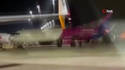 Uçağı kaçıran iki yolcu, acil çıkış kapısının camını kırarak, piste daldı