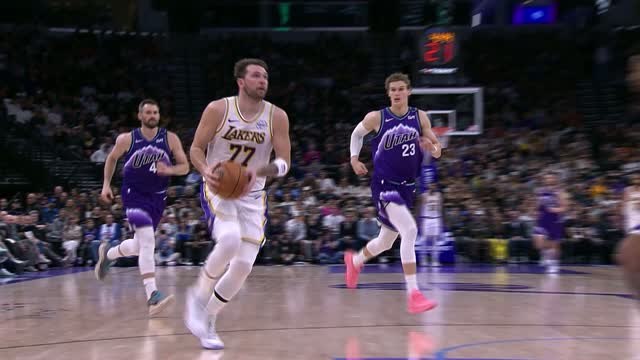 Lakers - Doncic fait un petit pont à Love et réalise un alley-oop